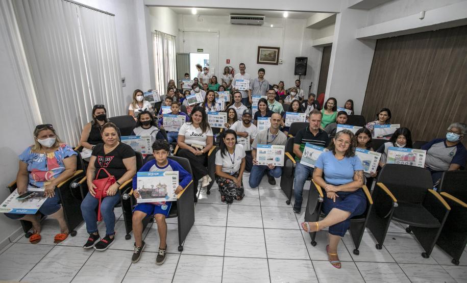 Cinco alunos de escolas municipais de Antonina e dez de Paranaguá, no Litoral, tiveram as suas artes selecionadas no projeto Porto Escola. Além de receberem o próprio desenho e frase impressos em placas gráficas, também ganharam um passeio pela Baía de Paranaguá.