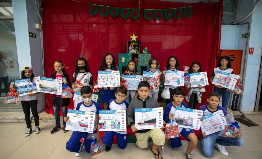 Cinco alunos de escolas municipais de Antonina e dez de Paranaguá, no Litoral, tiveram as suas artes selecionadas no projeto Porto Escola. Além de receberem o próprio desenho e frase impressos em placas gráficas, também ganharam um passeio pela Baía de Paranaguá.