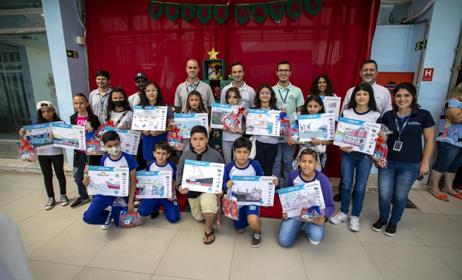 Cinco alunos de escolas municipais de Antonina e dez de Paranaguá, no Litoral, tiveram as suas artes selecionadas no projeto Porto Escola. Além de receberem o próprio desenho e frase impressos em placas gráficas, também ganharam um passeio pela Baía de Paranaguá.