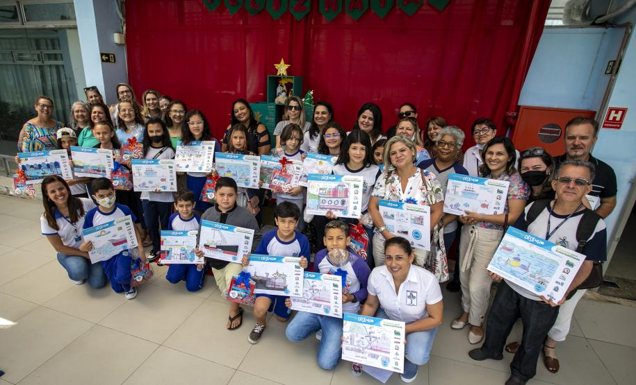 Cinco alunos de escolas municipais de Antonina e dez de Paranaguá, no Litoral, tiveram as suas artes selecionadas no projeto Porto Escola. Além de receberem o próprio desenho e frase impressos em placas gráficas, também ganharam um passeio pela Baía de Paranaguá.