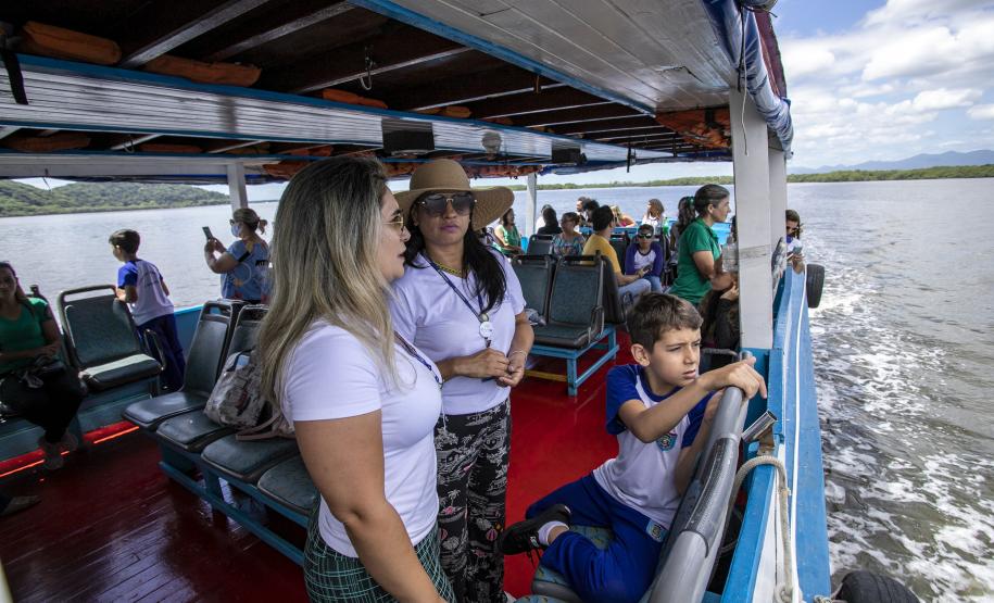 Cinco alunos de escolas municipais de Antonina e dez de Paranaguá, no Litoral, tiveram as suas artes selecionadas no projeto Porto Escola. Além de receberem o próprio desenho e frase impressos em placas gráficas, também ganharam um passeio pela Baía de Paranaguá.
