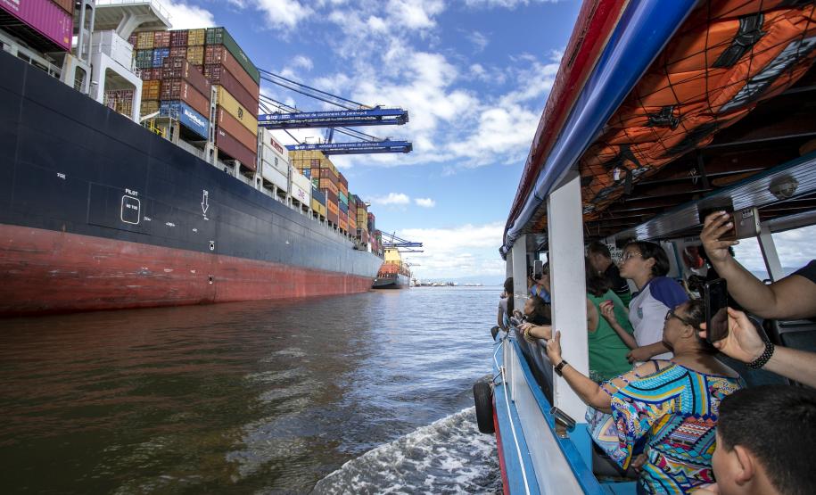 Cinco alunos de escolas municipais de Antonina e dez de Paranaguá, no Litoral, tiveram as suas artes selecionadas no projeto Porto Escola. Além de receberem o próprio desenho e frase impressos em placas gráficas, também ganharam um passeio pela Baía de Paranaguá.