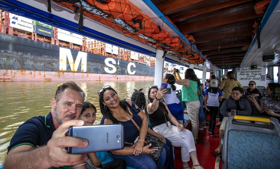 Cinco alunos de escolas municipais de Antonina e dez de Paranaguá, no Litoral, tiveram as suas artes selecionadas no projeto Porto Escola. Além de receberem o próprio desenho e frase impressos em placas gráficas, também ganharam um passeio pela Baía de Paranaguá.