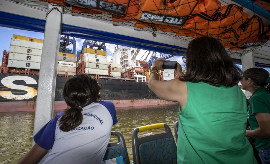 Cinco alunos de escolas municipais de Antonina e dez de Paranaguá, no Litoral, tiveram as suas artes selecionadas no projeto Porto Escola. Além de receberem o próprio desenho e frase impressos em placas gráficas, também ganharam um passeio pela Baía de Paranaguá.