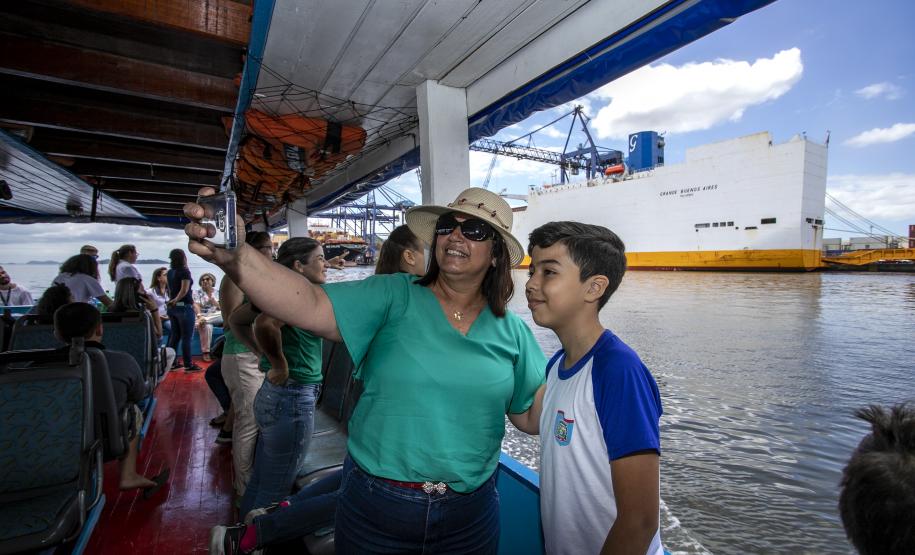 Cinco alunos de escolas municipais de Antonina e dez de Paranaguá, no Litoral, tiveram as suas artes selecionadas no projeto Porto Escola. Além de receberem o próprio desenho e frase impressos em placas gráficas, também ganharam um passeio pela Baía de Paranaguá.