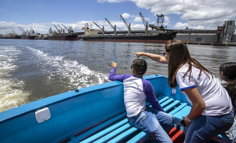 Cinco alunos de escolas municipais de Antonina e dez de Paranaguá, no Litoral, tiveram as suas artes selecionadas no projeto Porto Escola. Além de receberem o próprio desenho e frase impressos em placas gráficas, também ganharam um passeio pela Baía de Paranaguá.