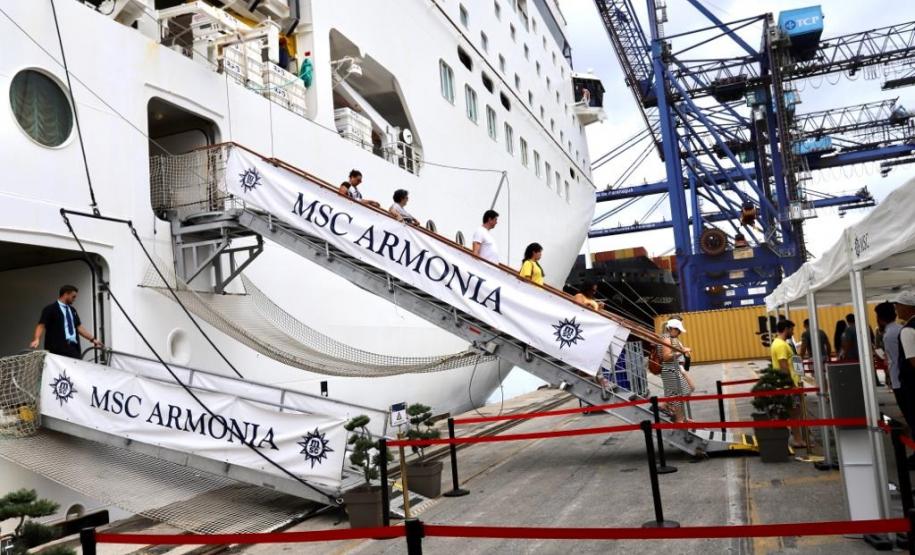 Navio com 2 mil turistas chega a Paranaguá e deve colocar Paraná na rota de cruzeiros