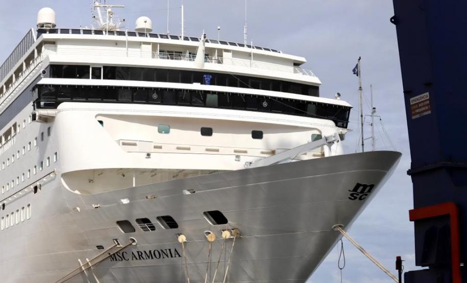 Navio com 2 mil turistas chega a Paranaguá e deve colocar Paraná na rota de cruzeiros