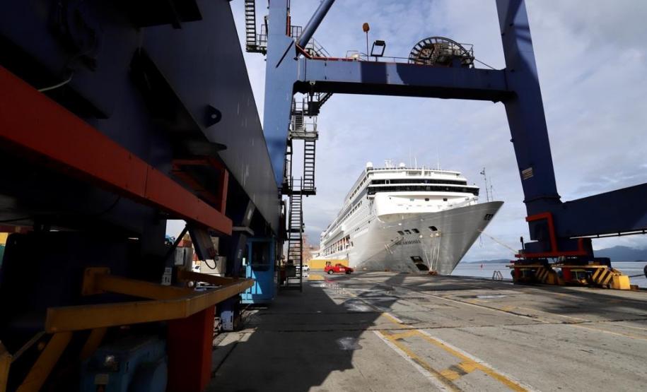 Navio com 2 mil turistas chega a Paranaguá e deve colocar Paraná na rota de cruzeiros