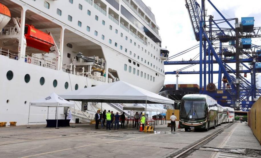 Navio com 2 mil turistas chega a Paranaguá e deve colocar Paraná na rota de cruzeiros
