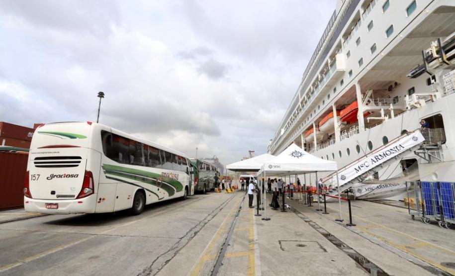 Navio com 2 mil turistas chega a Paranaguá e deve colocar Paraná na rota de cruzeiros