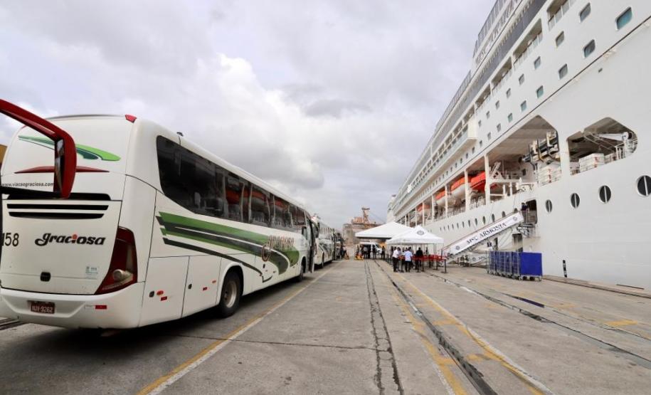 Navio com 2 mil turistas chega a Paranaguá e deve colocar Paraná na rota de cruzeiros
