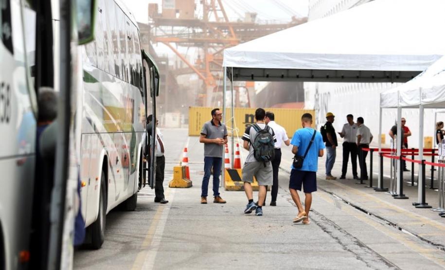 Navio com 2 mil turistas chega a Paranaguá e deve colocar Paraná na rota de cruzeiros