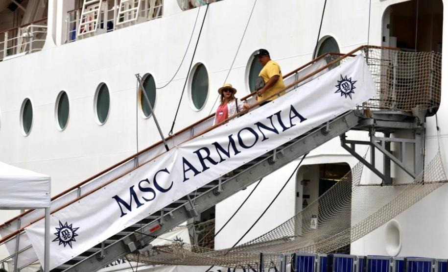 Navio com 2 mil turistas chega a Paranaguá e deve colocar Paraná na rota de cruzeiros