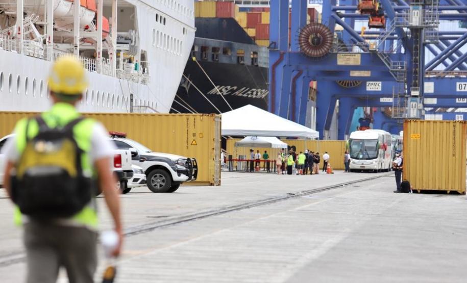 Navio com 2 mil turistas chega a Paranaguá e deve colocar Paraná na rota de cruzeiros