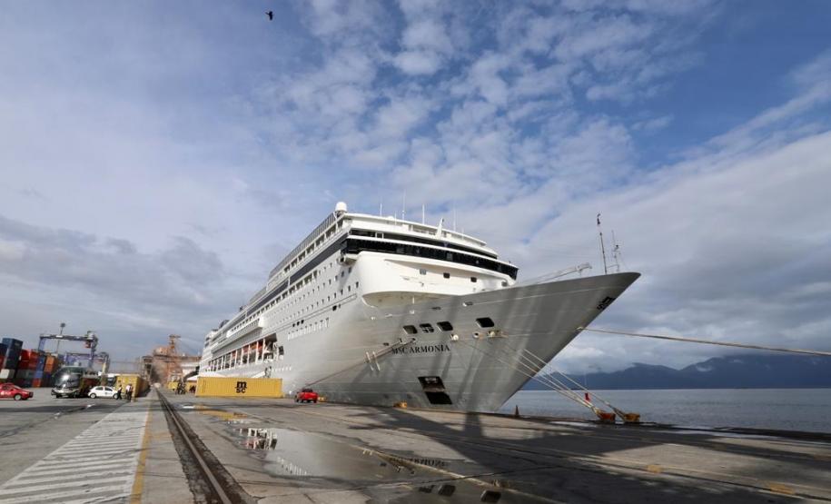 Navio com 2 mil turistas chega a Paranaguá e deve colocar Paraná na rota de cruzeiros