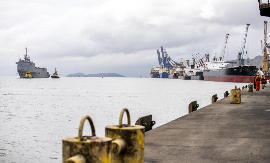 Embarcações da esquadra da Marinha atracam no Porto de Paranaguá