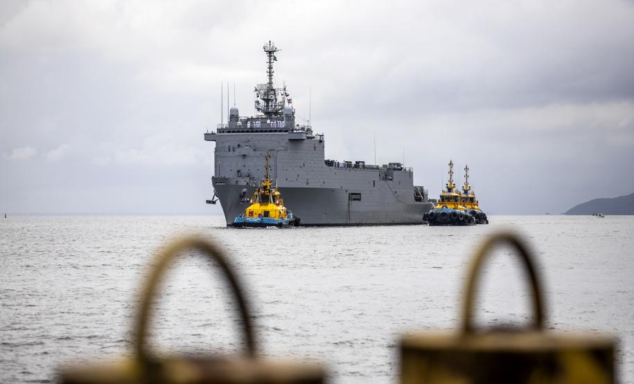 Embarcações da esquadra da Marinha atracam no Porto de Paranaguá