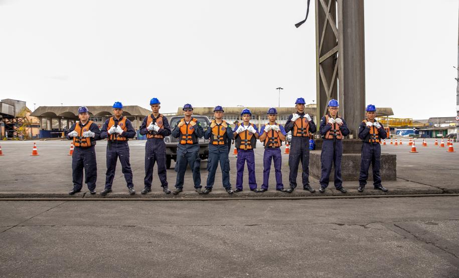Embarcações da esquadra da Marinha atracam no Porto de Paranaguá