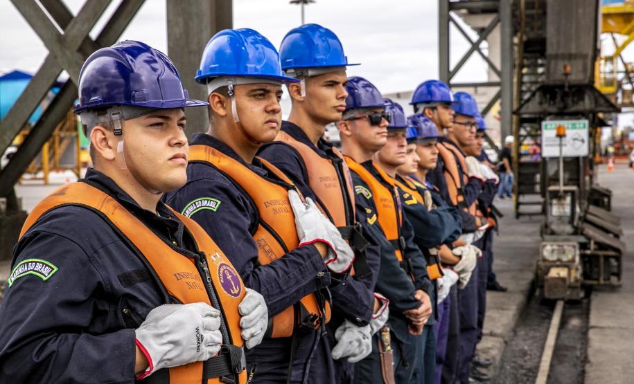 Embarcações da esquadra da Marinha atracam no Porto de Paranaguá