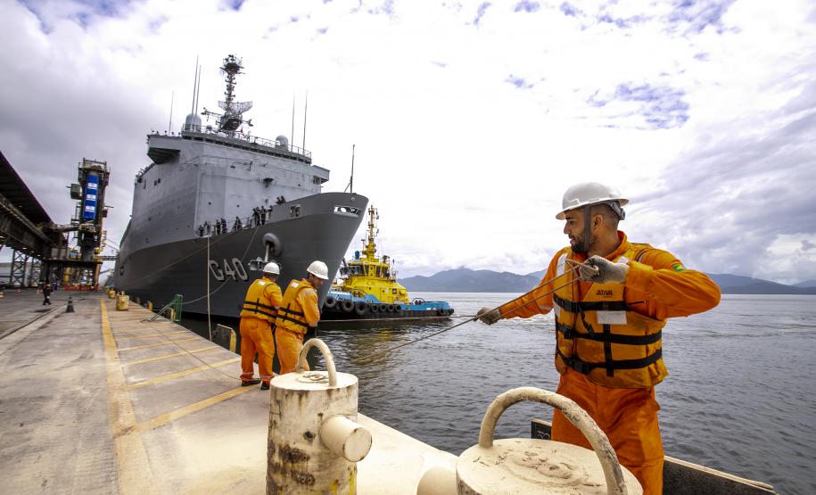 Embarcações da esquadra da Marinha atracam no Porto de Paranaguá