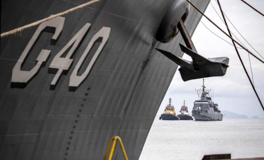 Embarcações da esquadra da Marinha atracam no Porto de Paranaguá