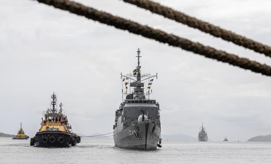 Embarcações da esquadra da Marinha atracam no Porto de Paranaguá