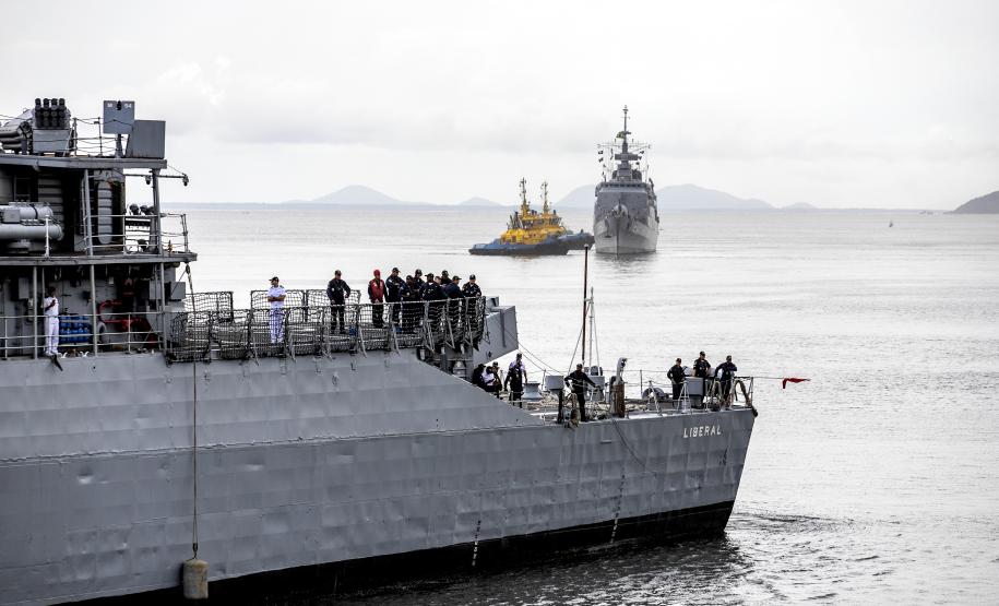 Embarcações da esquadra da Marinha atracam no Porto de Paranaguá
