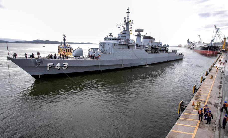 Embarcações da esquadra da Marinha atracam no Porto de Paranaguá