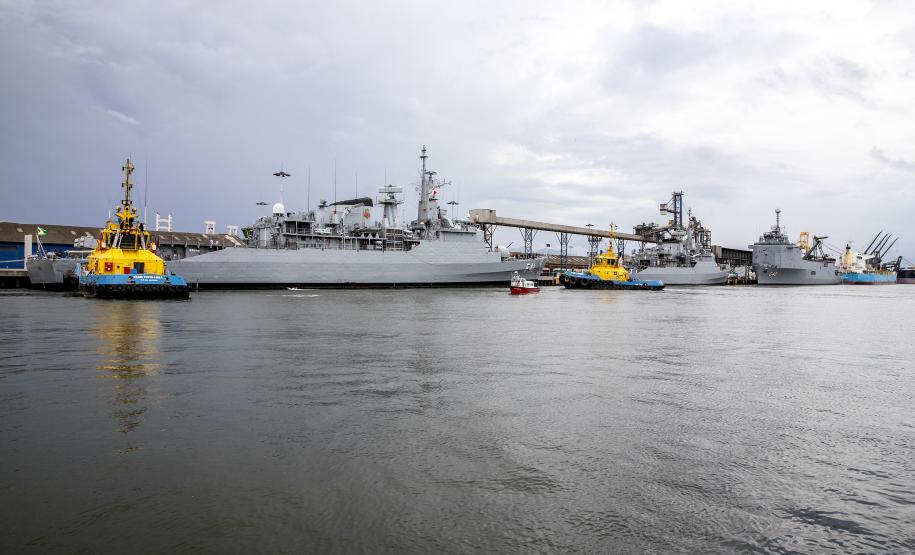 Embarcações da esquadra da Marinha atracam no Porto de Paranaguá