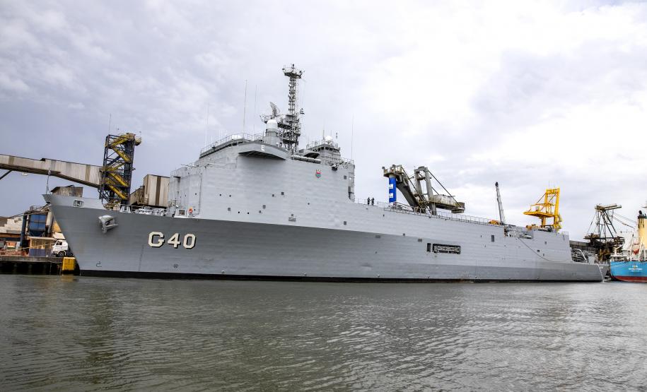 Embarcações da esquadra da Marinha atracam no Porto de Paranaguá