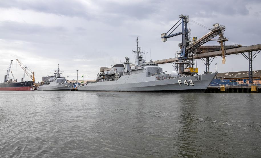 Embarcações da esquadra da Marinha atracam no Porto de Paranaguá