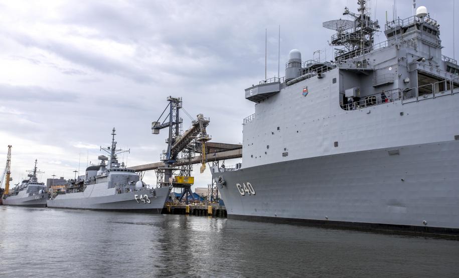 Embarcações da esquadra da Marinha atracam no Porto de Paranaguá