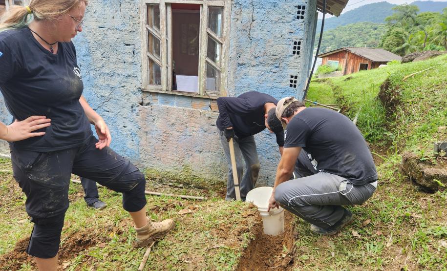 A solução atende a escola estadual e a associação de moradores da comunidade. Ação faz parte do Programa de Educação Ambiental da empresa pública, com cinco linhas de atuação, baseadas nos princípios da permacultura.