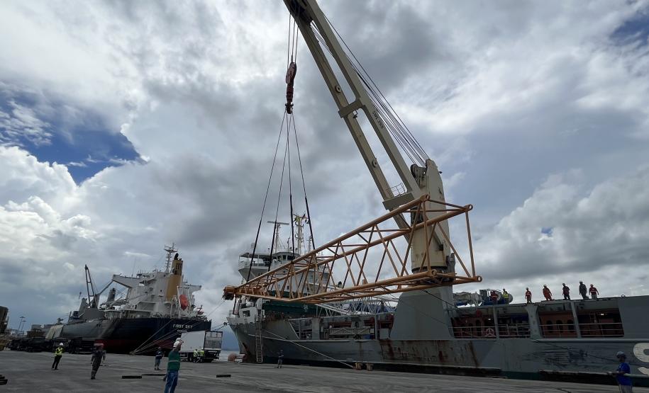 Maior guindaste para descarga de granéis sólidos de importação chega ao Porto de Paranaguá*