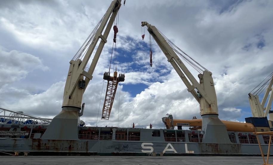 Maior guindaste para descarga de granéis sólidos de importação chega ao Porto de Paranaguá*