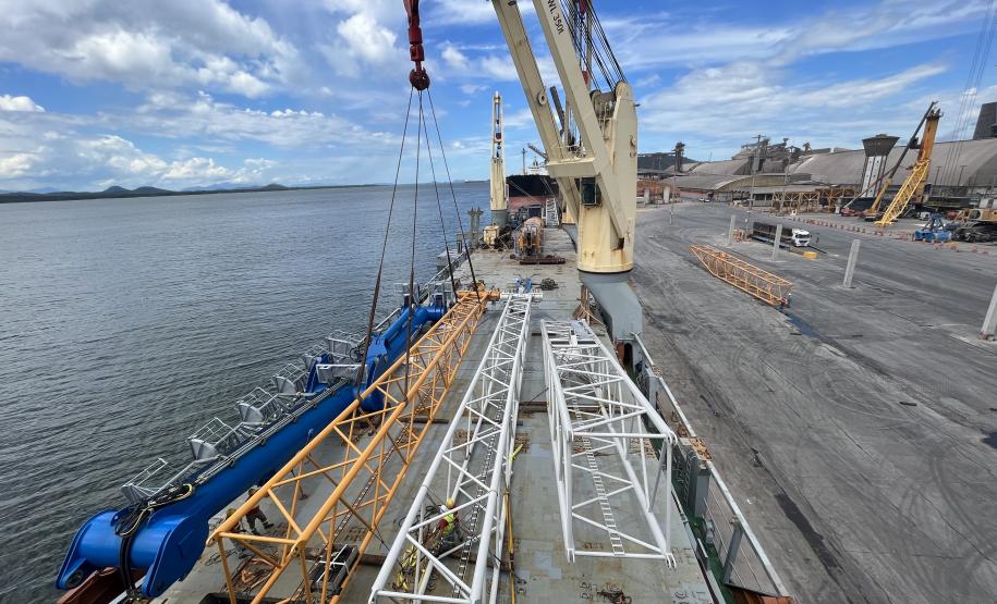 Maior guindaste para descarga de granéis sólidos de importação chega ao Porto de Paranaguá*