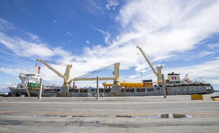 Maior guindaste para descarga de granéis sólidos de importação chega ao Porto de Paranaguá*