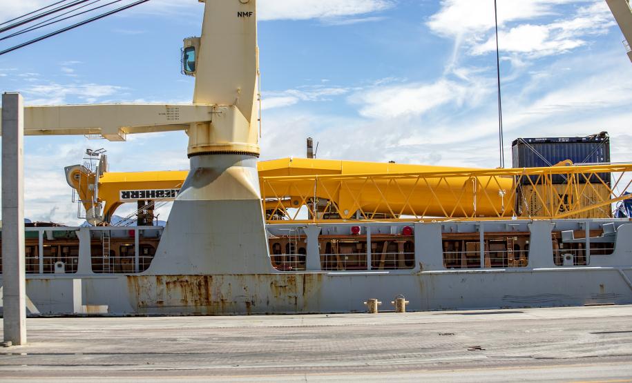 Maior guindaste para descarga de granéis sólidos de importação chega ao Porto de Paranaguá*
