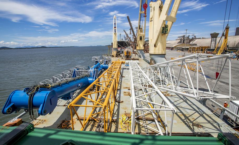 Maior guindaste para descarga de granéis sólidos de importação chega ao Porto de Paranaguá*