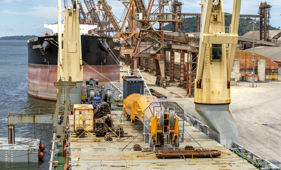 Maior guindaste para descarga de granéis sólidos de importação chega ao Porto de Paranaguá*