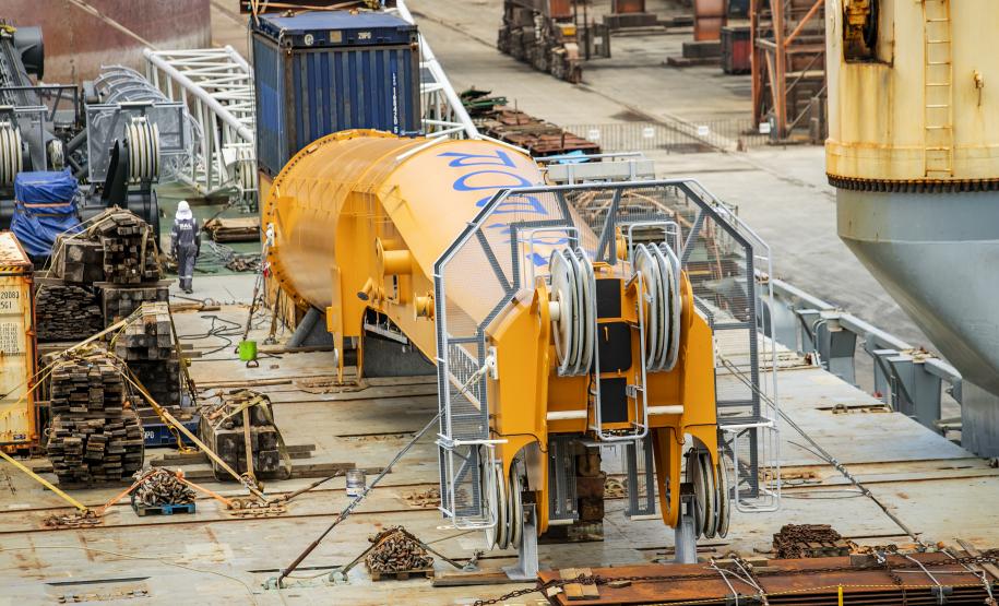 Maior guindaste para descarga de granéis sólidos de importação chega ao Porto de Paranaguá*