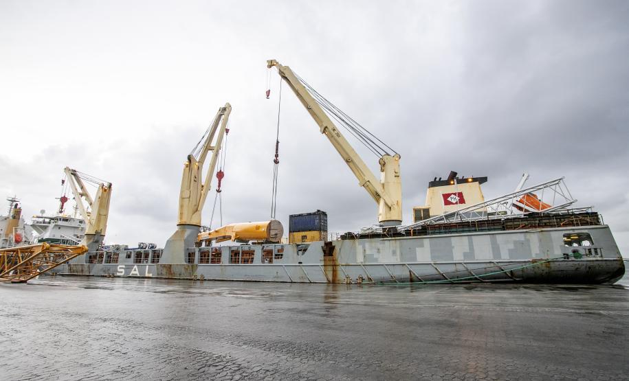 Maior guindaste para descarga de granéis sólidos de importação chega ao Porto de Paranaguá*