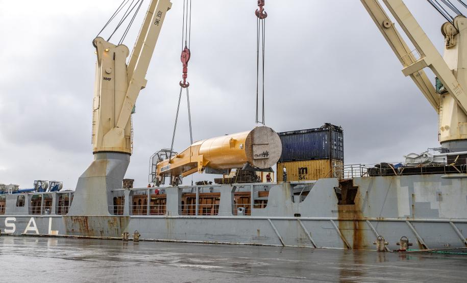Maior guindaste para descarga de granéis sólidos de importação chega ao Porto de Paranaguá*