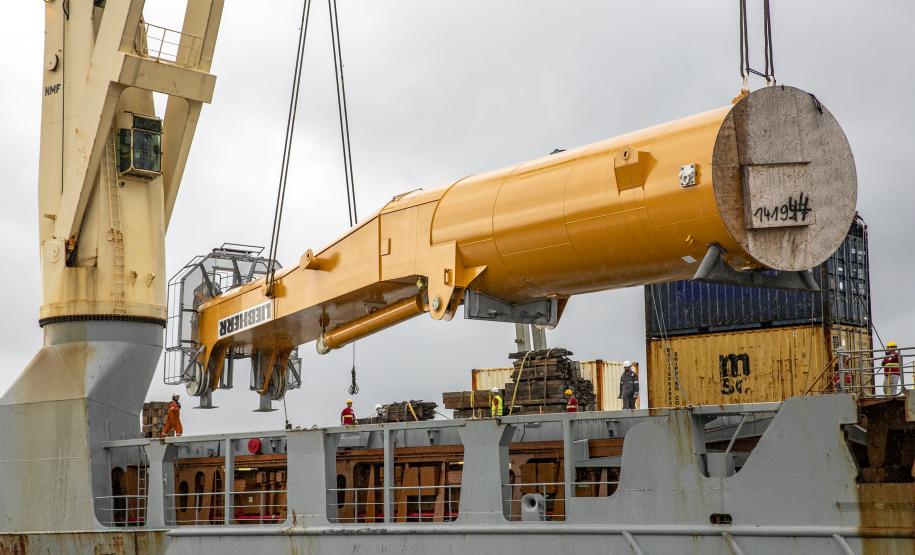 Maior guindaste para descarga de granéis sólidos de importação chega ao Porto de Paranaguá*