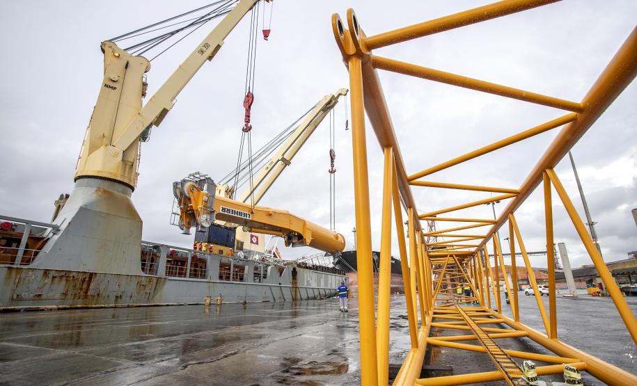 Maior guindaste para descarga de granéis sólidos de importação chega ao Porto de Paranaguá*
