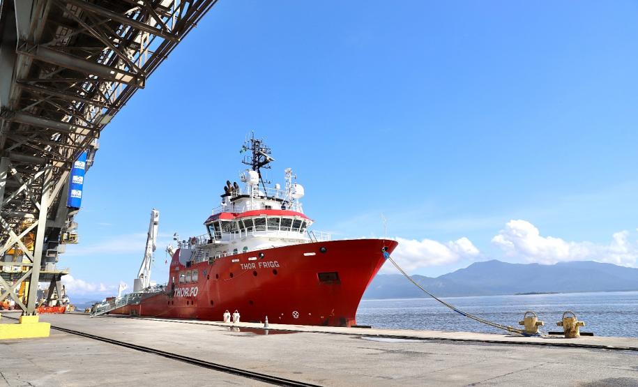 Embarcação de apoio de empresa norueguesa atraca no Porto de Paranaguá