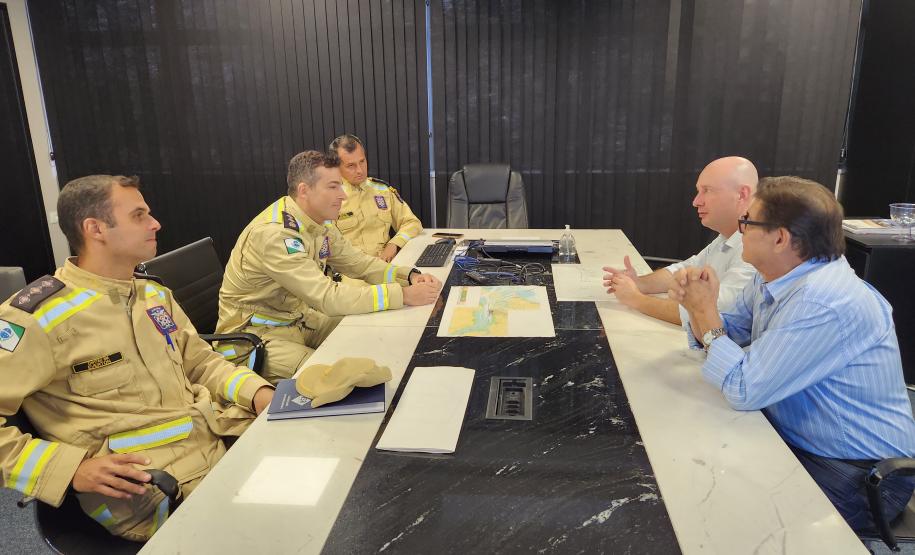 A empresa pública Portos do Paraná recebeu em sua sede administrativa, nesta terça-feira (14), a visita do novo comando do 8º Grupamento de Bombeiros, major Fabrício Frazatto dos Santos, responsável pelos sete municípios do Litoral. Ele colocou a instituição à disposição da administração portuária.