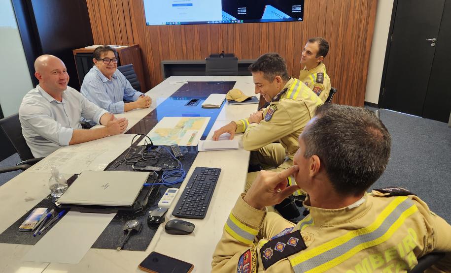 A empresa pública Portos do Paraná recebeu em sua sede administrativa, nesta terça-feira (14), a visita do novo comando do 8º Grupamento de Bombeiros, major Fabrício Frazatto dos Santos, responsável pelos sete municípios do Litoral. Ele colocou a instituição à disposição da administração portuária.