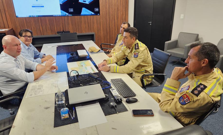 A empresa pública Portos do Paraná recebeu em sua sede administrativa, nesta terça-feira (14), a visita do novo comando do 8º Grupamento de Bombeiros, major Fabrício Frazatto dos Santos, responsável pelos sete municípios do Litoral. Ele colocou a instituição à disposição da administração portuária.